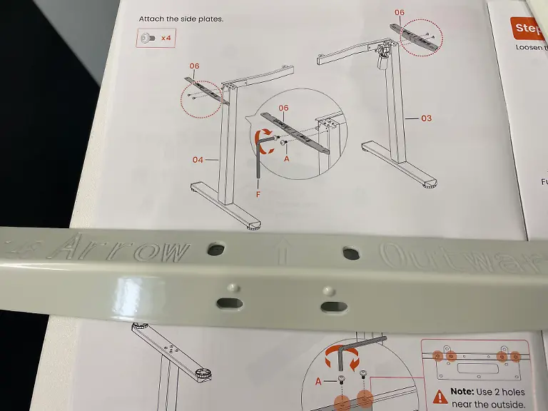 Höhenverstellbarer Schreibtisch ErGear mit Top-Prägung Einzelteile richtige Richtung.jpg
